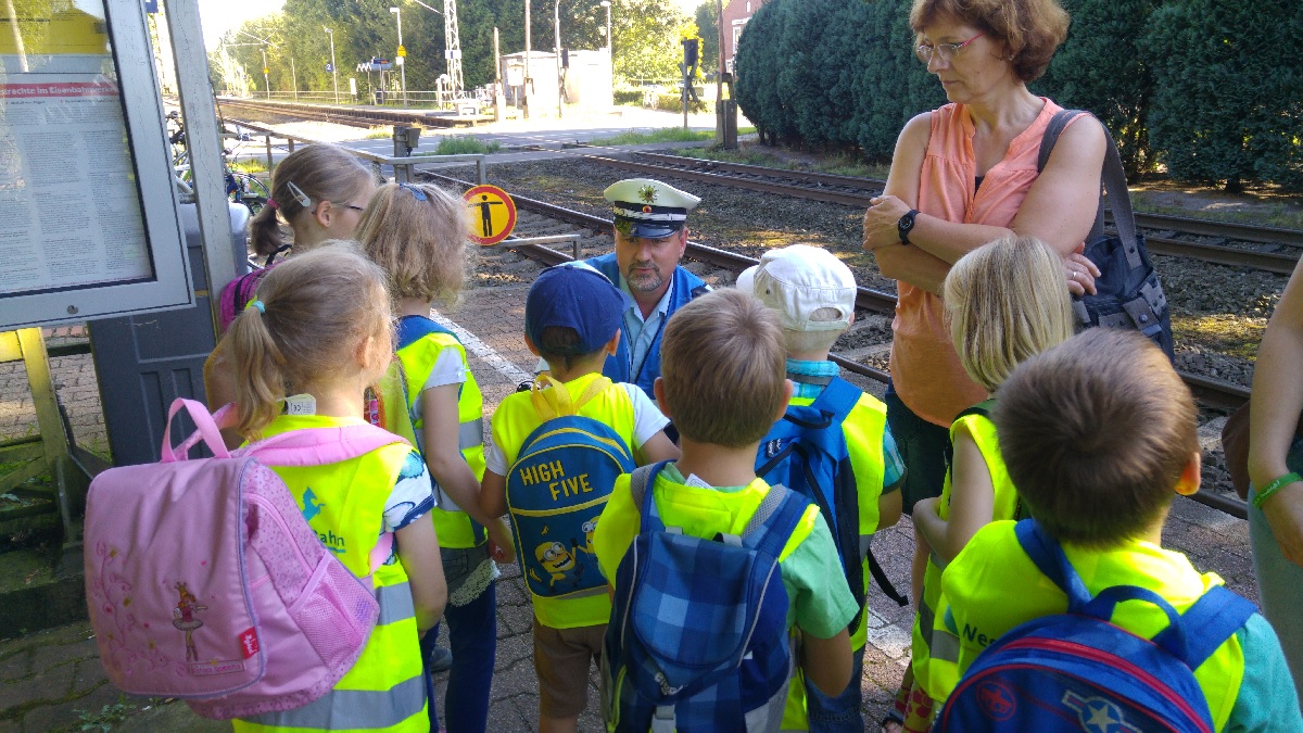 Verkehrserziehung im Zug - Kindergarten Kinder lernen richtige Verhaltensweise am Bahnhof und im Zug